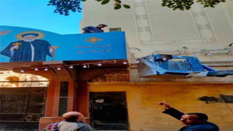 المحافظ يكلف بمواصلة جهود رفع كفاءة الطرق المؤدية للكنائس