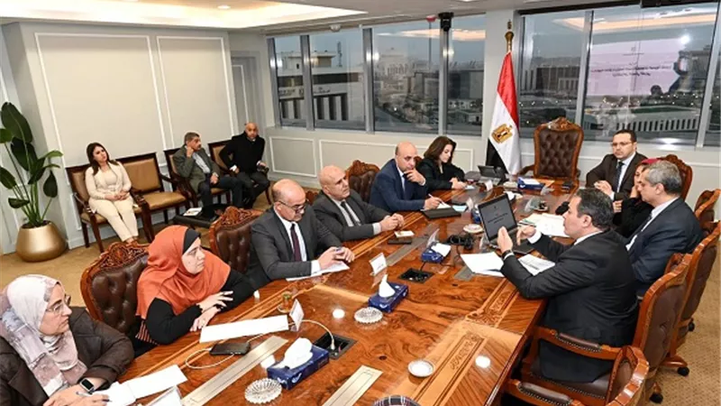 مسئولو الإسكان والوزارات المعنية يستعرضون خطة إنشاء التجمعات المتطورة بمطروح