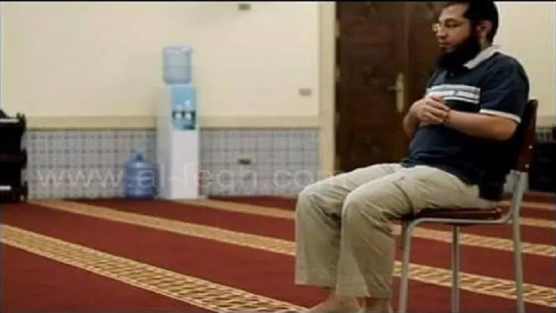 حكم صلاة القائم للفريضة خلف الجالس