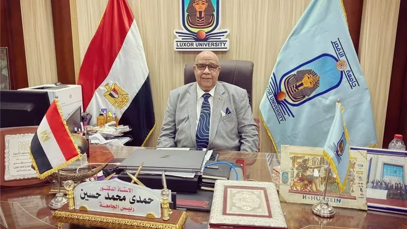 رئيس جامعة الأقصر يهنئ البابا تواضروس بعيد الميلاد