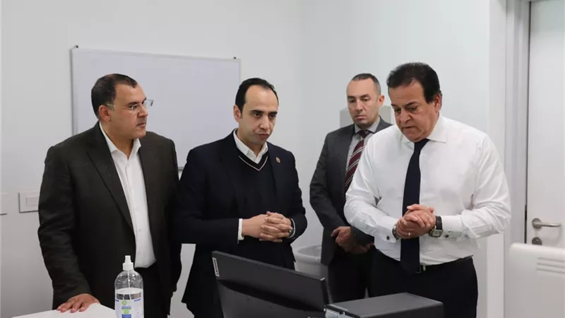 وزير الصحة والسكان يتفقد مجمع السويس الطبي ويشيد بمستوى الخدمة الطبية