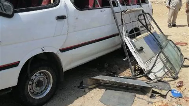 سيارة طائشة دهست مواطنا اثناء عبورة الطريق الزراعى واصابة 8 اخرين