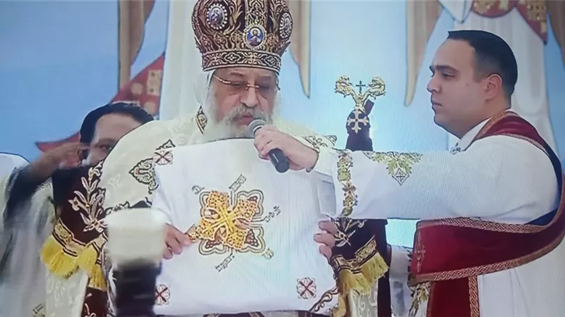 بدء صلوات قداس عيد الميلاد المجيد ... أجراس كاتدرائية ميلاد المسيح تدق
