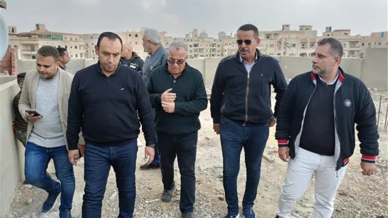 رئيس جهاز الشروق يُزيل دور مخالف ويحول المالك للنيابة.. بالصور