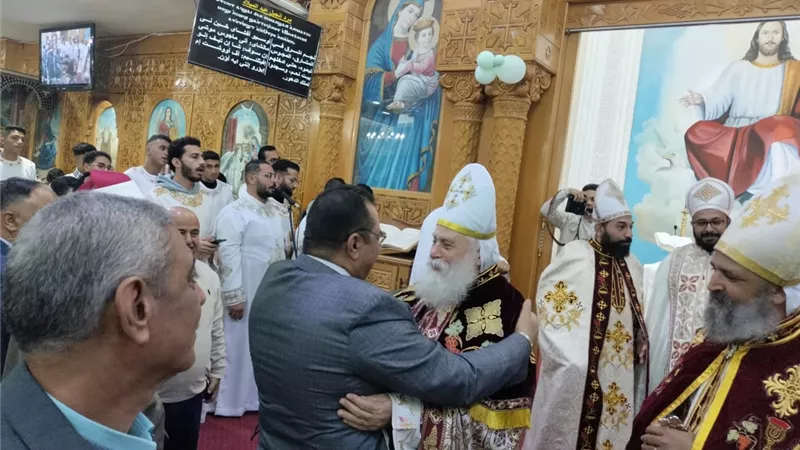 رئيس مدينة سفاجا يحضر قداس عيد الميلاد بكنيسة أبي سيفين