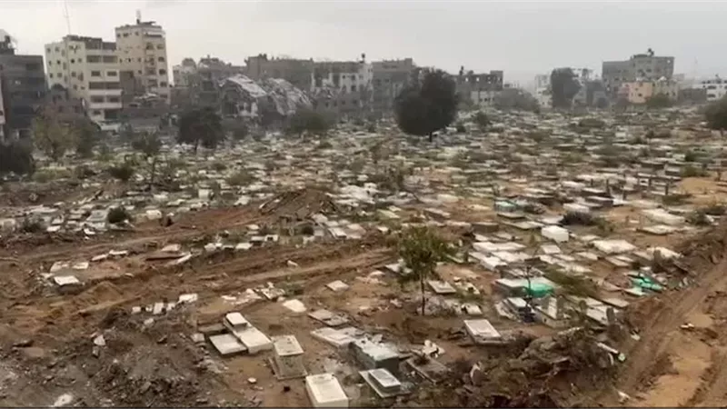 فلسطينيون يعيدون دفن جثامين تم نبشها في مقبرة في غزة