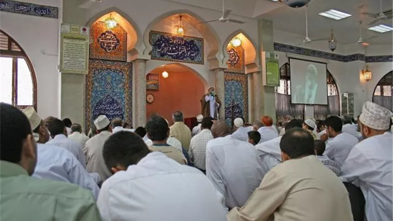 حكم قراءة القرآن جهرًا في المسجد يوم الجمعة الأذانين لصلاتها