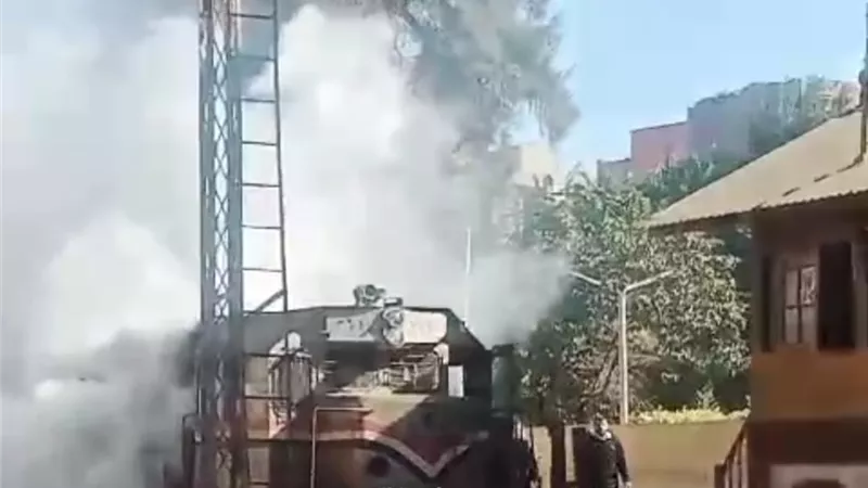 صور .. حريق جرار قطار بالمنوفية وتوقف حركة خط منوف بنها