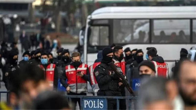 تركيا تعتقل 15 شخصاً بتهم 