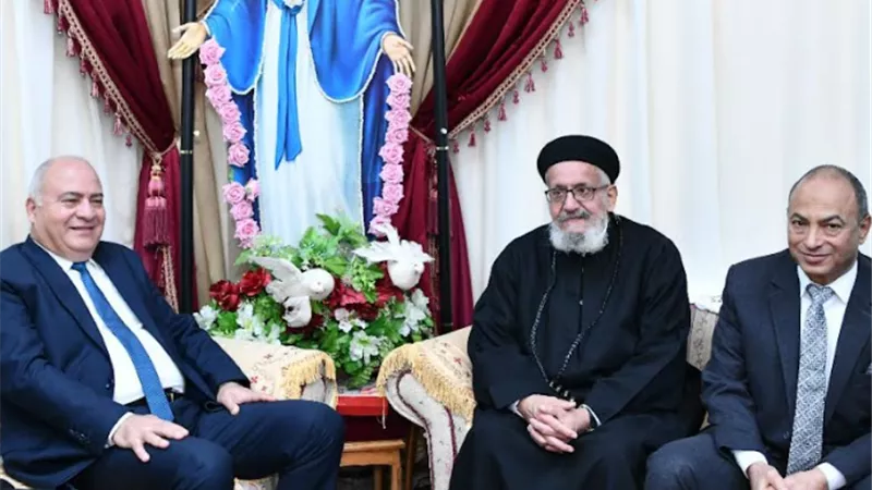 محافظ قنا يزور دير الأنبا بضابا لتهنئة أقباط نجع حمادي