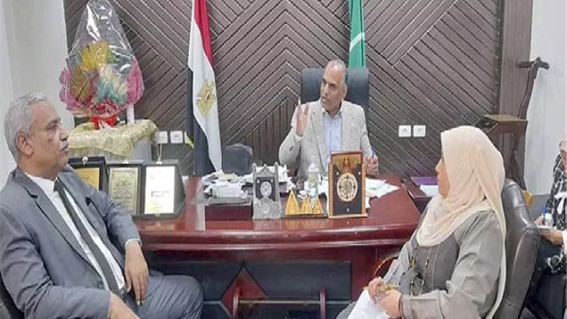 تسليم التابلت للطلاب.. وتطبيق القانون علي المخالفين للقواعد
