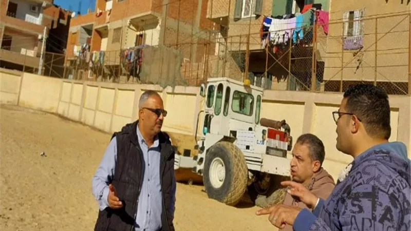 وكيل الرياضة بالقليوبية يتابع عملية إحلال وتجديد ملعب مركز شباب بهادة