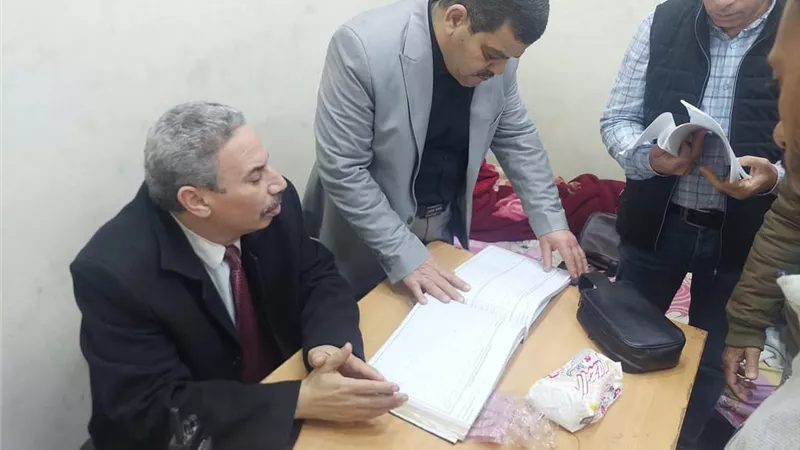 رئيس مدينة أبوقرقاص في جولة مفاجئة للمستشفى وموقف السيارات