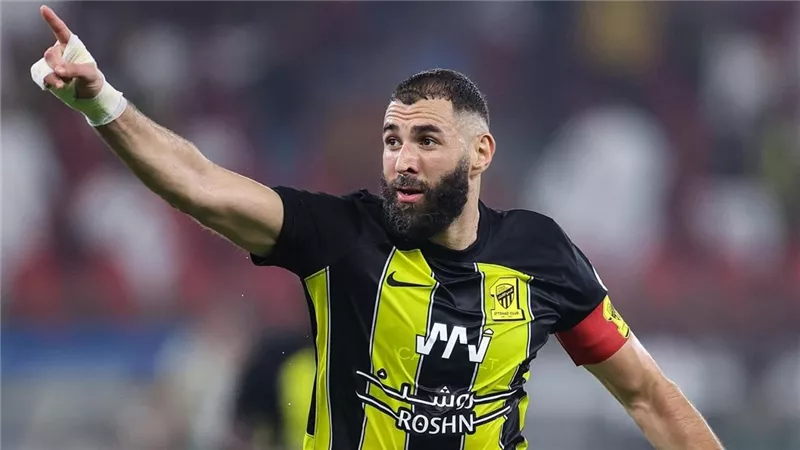 بنزيما يفتح الباب أمام عودته إلى ريال مدريد