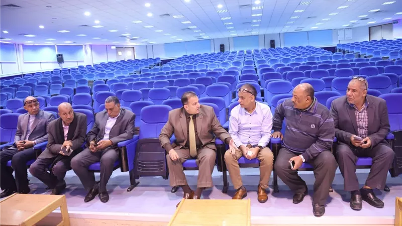 رئيس جامعة جنوب الوادي يتفقد قاعة المؤتمرات الكبرى