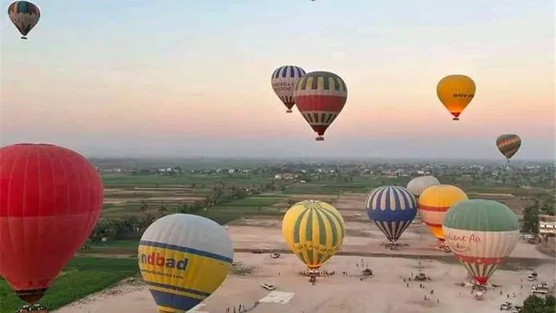 1500سائح يحلقون على متن 60 رحلة بالون فى سماء الأقصر .صور
