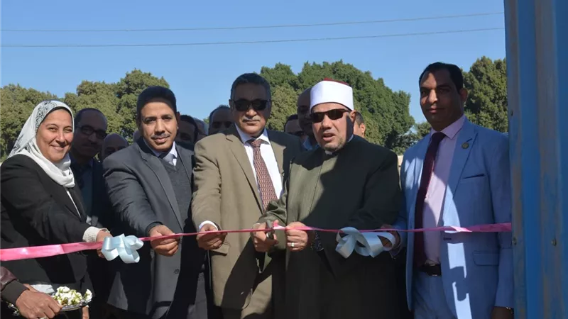 نائب رئيس جامعة الأزهر للوجه القبلي يفتتح منفذ بيع منتجات