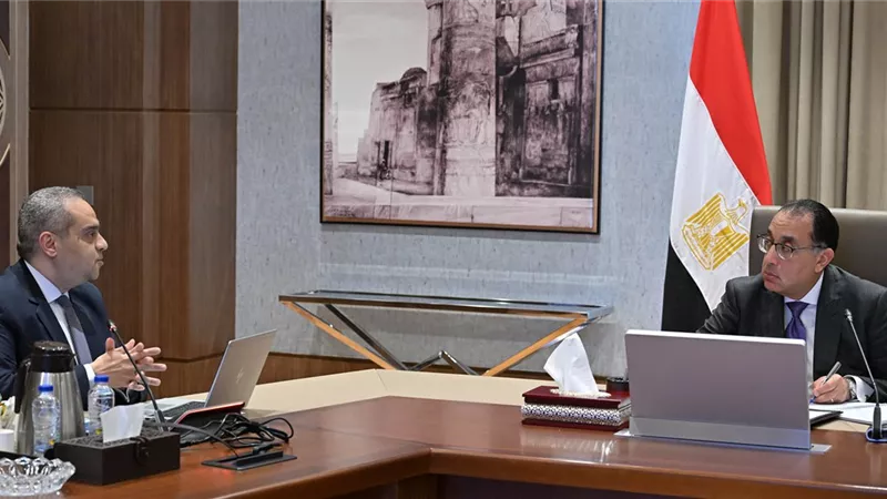 رئيس الوزراء يستعرض مع رئيس هيئة الدواء المصرية عددًا من ملفات العمل