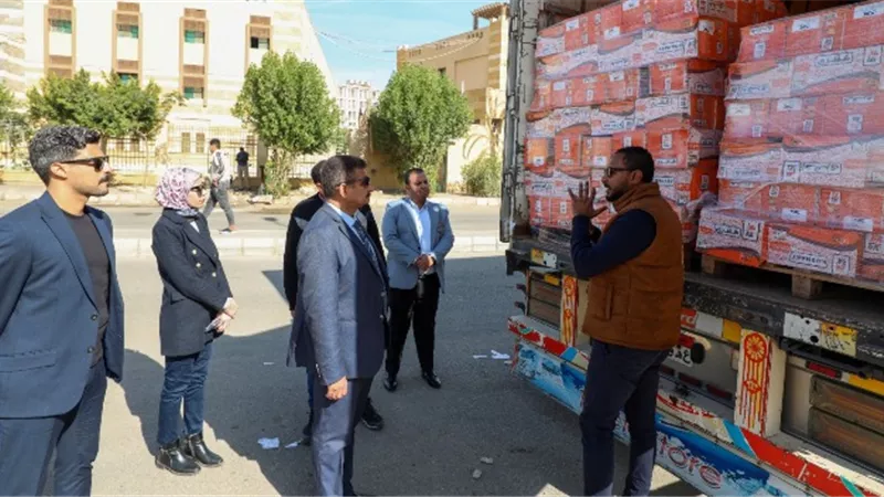 أمين صندوق نقابة المهندسين يتفقد قافلة المساعدات لأهالينا في فلسطين قُبيل مغادرتها إلى غزة