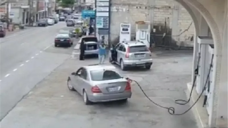 سيارة تسير وخرطوم الوقود لا يزال معلقاً بها | فيديو