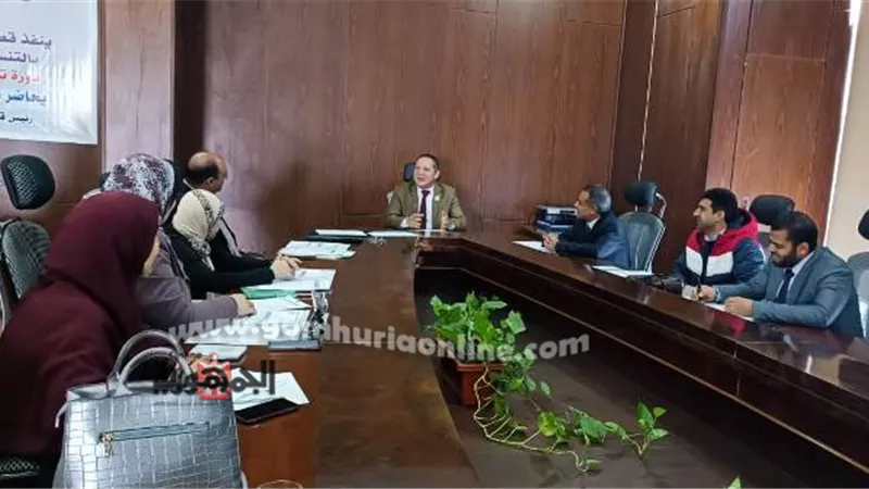 رئيس جامعة دمياط يناقش خطة محو الأمية وتعليم الكبار