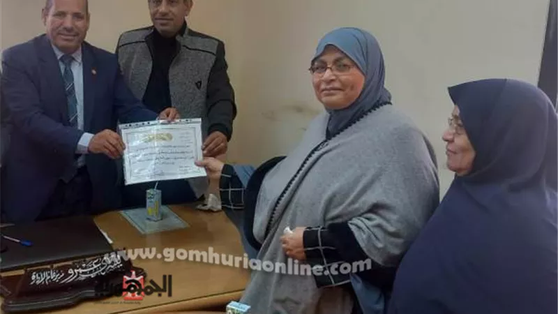 إدارة أشمون التعليمية تكرم وفاء جابر لبلوغها سن المعاش