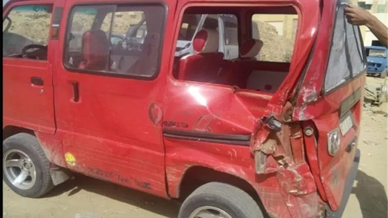 السيارة الطائشة صدمت مواطنا وانقلاب تروسيكل بالمنيا