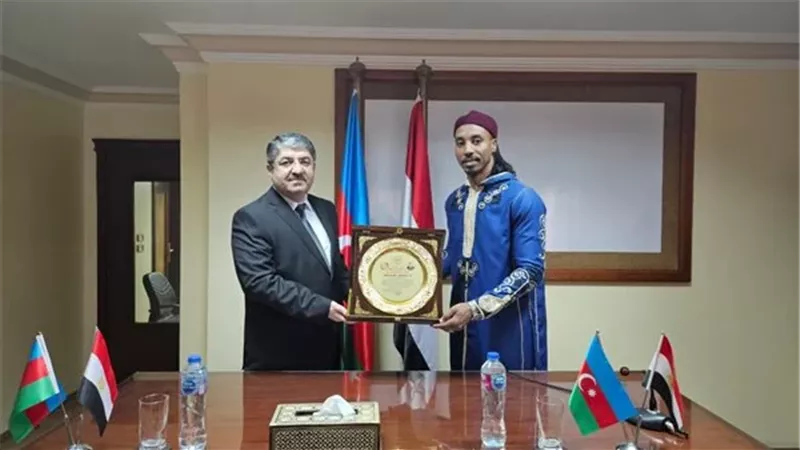 اتحاد الطلاب العرب يكرم رئيس الجالية الأذربيجانية بمصر