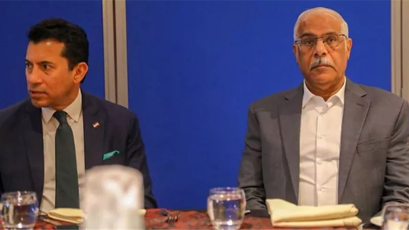 وزير الرياضة يزور معسكر المنتخب قبل السفر إلى كوت ديفوار..صور