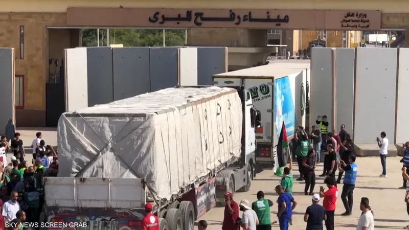 إدخال 140 شاحنة مساعدات إنسانية عبر ميناء رفح لقطاع غزة