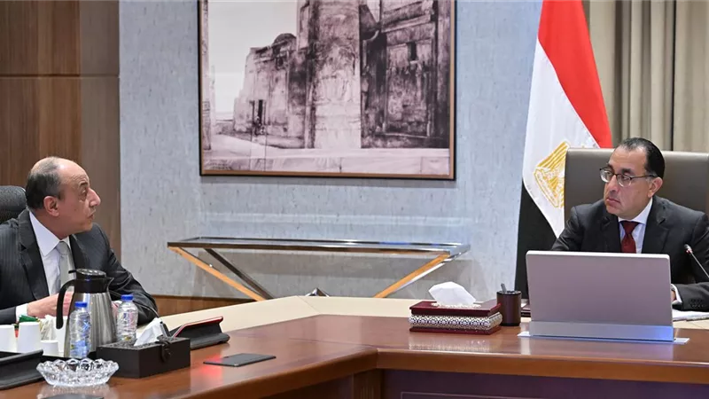 رئيس الوزراء يستعرض إجراءات مشروع استغلال المنطقة الاستثمارية بمطار 