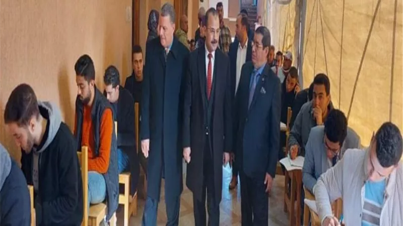 نائب رئيس جامعة بنها يتفقد امتحانات الدراسات العليا بكلية الحقوق