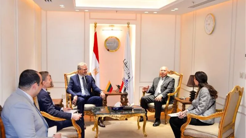 وزير النقل يبحث مع سفير ليتوانيا سبل التعاون فى النقل البحرى
