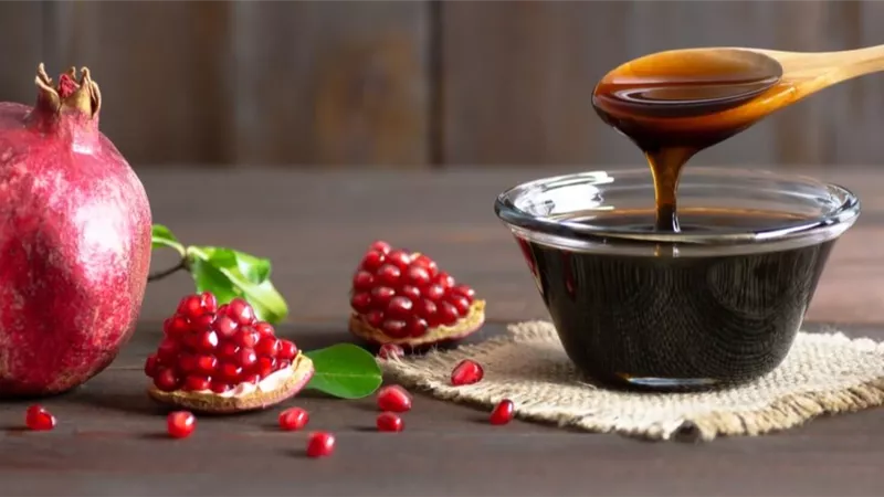 صنع دبس الرمان في المنزل