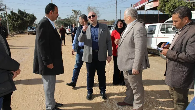 محافظ بني سويف يتابع أعمال تطوير شوارع مدينة ببا