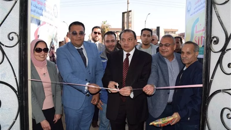 رئيس جامعة بني سويف يفتتح منفذ بيع السلع المخفضة