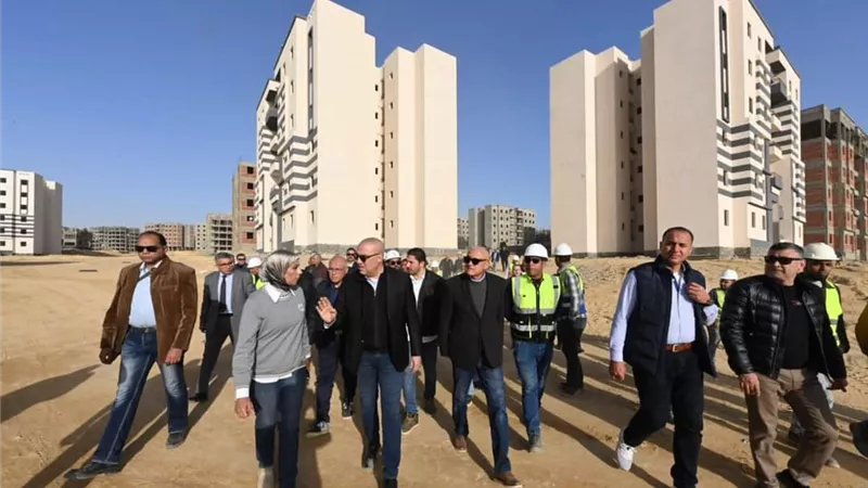 وزير الإسكان يتفقد المبادرة الرئاسية 