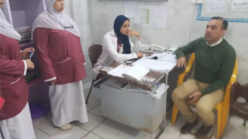وكيل الصحة بدمياط يفاجئ مستشفى الروضة ويحيل طبيبين للتحقيق