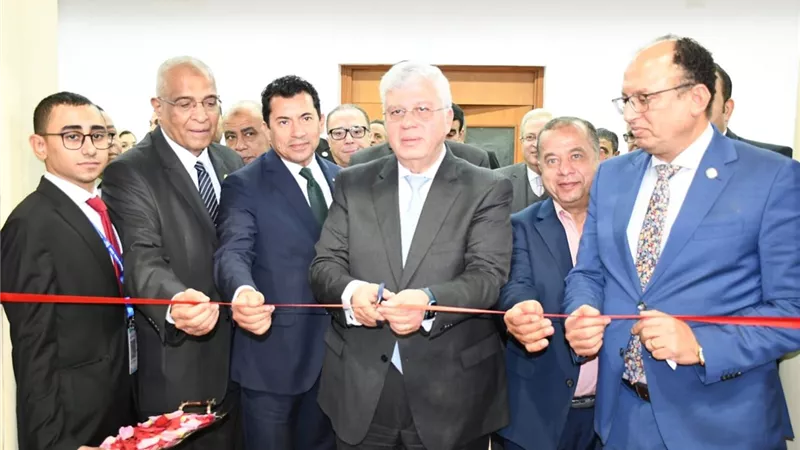 وزيرا الشباب والتعليم العالي يفتتحان نادي جامعة حلوان