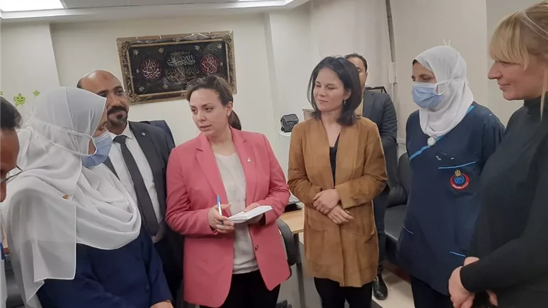 وزيرة الخارجية الألمانية تزورالجرحي الفلسطينيين في مستشفي العريش