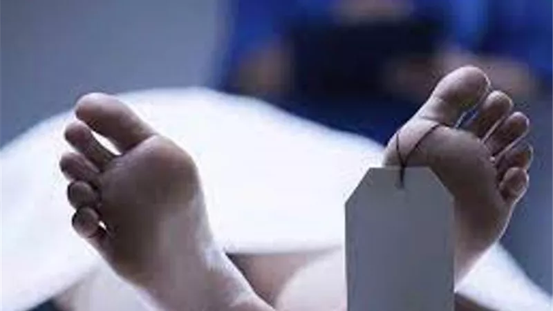 يتخلص من زوجته وإبنته بإجبارهما على تناول السم بإسنا