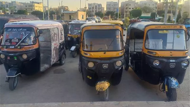رضوان: جهاز مدينة بدر يصادر 8 تكاتك و10 آلاف جنيه غرامة.. بالصور