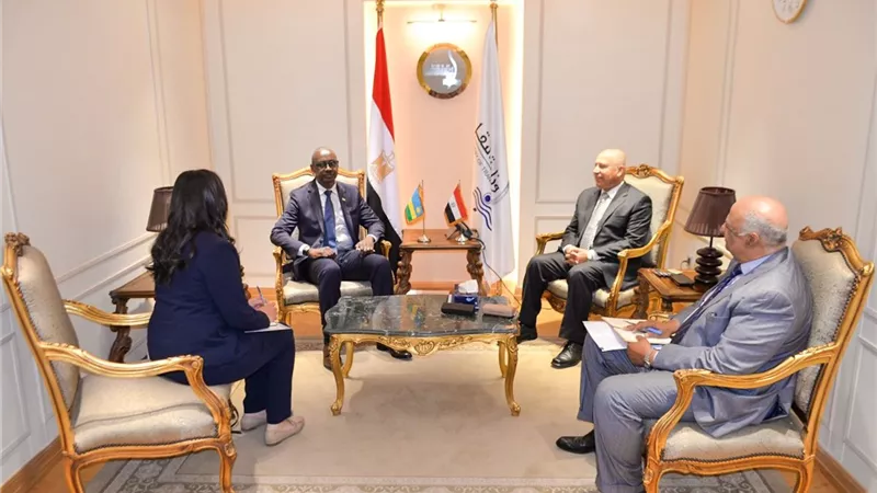 وزير النقل يبحث مع سفير رواندا سبل التعاون المشترك