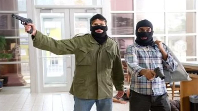 ضباط مزيفون يسرقون مجوهرات مطرب شعبى