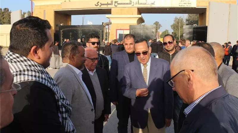 وفد نقابة المهندسين يصل معبر رفح لتسليم شاحنات إغاثة لأهالي غزة