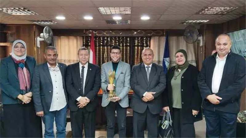 وكيل تعليم دمياط يستقبل الفائز بلقب 