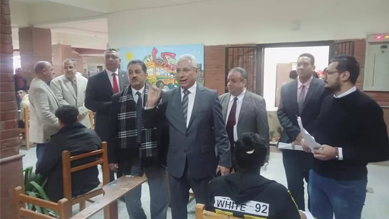 رئيس جامعة المنيا يتفقد لجان كلية الآداب