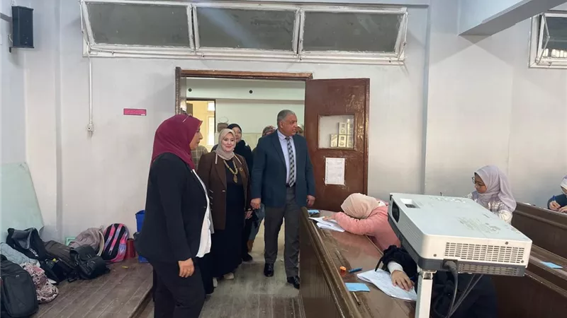 نائب رئيس جامعة الأزهر يتابع أعمال الامتحانات بكليات فرع البنات