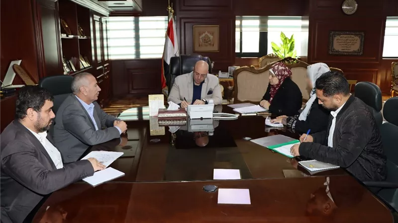 محافظ بني سويف يقرر صرف مساعدة لإحدى السيدات