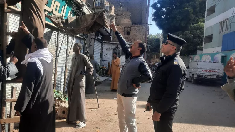 ٨٦ محضرا وإزالة إدارية فى حملتين للمرافق بإسنا والأقصر